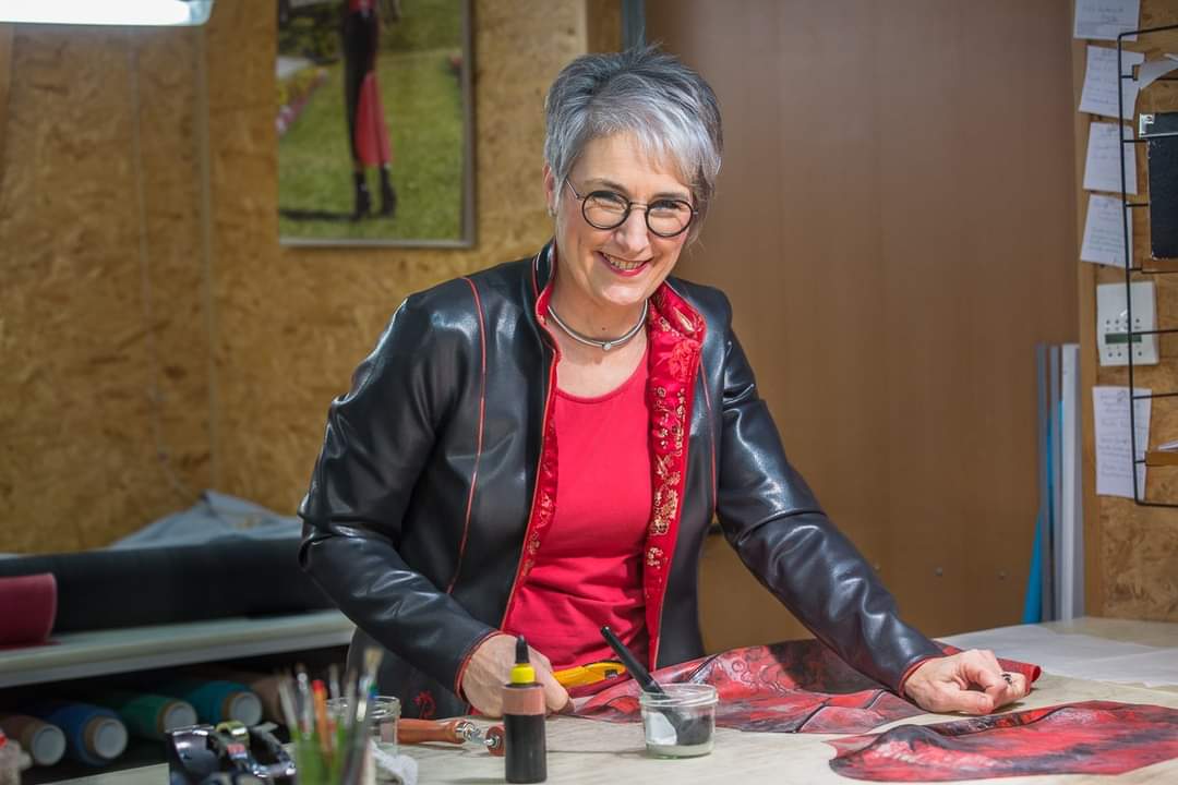 Karin Plum bei der Arbeit, gut gelaunt und lachend